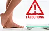 Füsse und Beine vor Schritt auf Waage mit Fälschung Dreieck