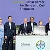 Bayer und Charité haben die Pläne für ein Translationszentrum für Gen- und Zelltherapien in Berlin vorgestellt. Das Bundesministerium für Bildung und Forschung fördert den Aufbau mit rund 80 Mio. Euro, der Baubeginn ist für 2025 geplant. Anwesend bei der feierlichen Verkündigung waren die Berliner Wirtschaftssenatorin Franziska Giffey, Bundesgesundheitsminister Karl Lauterbach, Bundeskanzler Olaf Scholz, der Charité-Vorstandsvorsitzende Heyo K. Kroemer, Charité-Vorstandsmitglied für Finanzen und Infrastruktur Astrid Lurati und der Regierende Bürgermeister von Berlin Kai Wegner. Als Translation versteht man die Überführung von Forschungsergebnissen in die Gesundheitsversorgung. Diesen Transfer soll das Berlin Center for Gene and Cell Therapies, so der offizielle Name des Translationszentrums, beschleunigen: Es unterstützt Start-ups dabei, ihre Ansätze für Gen- und Zelltherapeutika in die klinische Entwicklung zu bringen. Das zehnstöckige Gebäude gliedert sich auf 18.000 m2 in einen Inkubator mit voll ausgestatteten Labor- und Büroflächen und Platz für 15 bis 20 Start-ups in unterschiedlichen Entwicklungsphasen. Zudem beinhaltet es eine GMP-zertifizierte Herstellungsstätte für die Entwicklung von Zell- und Gentherapeutika bis zur klinischen Phase II. Die Start-ups sollen Beratung zu regulatorischen Auflagen, klinischen Studien, Patentrechten und Business Development erhalten. Für den Betrieb des Inkubators gründen Bayer und die Charité eine gemeinschaftliche öffentlich-private, nicht gewinnorientierte Gesellschaft mit beschränkter Haftung. Die Charité wird 67 %, Bayer 33 % der Geschäftsanteile halten. „Gezielte Gentherapien, individuelle Krebsimpfungen und neuartige Antikörper-Wirkstoff-Kombinationen werden in Verbindung mit Künstlicher Intelligenz eine neue Ära in der Medizin und ganz neue Chancen für Patientinnen und Patienten eröffnen. Das Berliner Bayer-Charité-Projekt ist eine ideale Partnerschaft, um gemeinsam zu lernen und schnell voranzukommen“, so Bundesgesundheitsminister Karl Lauterbach. Gen- und Zelltherapien (Advanced Therapy Medicinal Products, ATMPs) werden unter anderem zur Behandlung von Krebs, Autoimmunerkrankungen und neurodegenerativen Erkrankungen eingesetzt. Die neuartigen Therapien basieren auf Genen, Geweben oder Zellen und enthalten daher oft lebende Bestandteile. Die deshalb auch als „lebende Medikamente“ bezeichneten Produkte können besser als klassische Arzneimittel individuell auf den Patienten ausgerichtet werden und eignen sich besonders für Erkrankungen, die bisher nicht oder nur schlecht behandelbar waren. Obwohl zahlreiche klinische Studien zur Entwicklung von Gen- und Zelltherapeutika laufen, sind bisher nur wenige Produkte in Europa zugelassen.