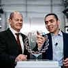 Olaf Scholz und Ugur Sahin (zwei Männer) im Anzug, die vor einem Modell einer Plasmid-DNA stehen, Biotechnologie, Medizin, Impfstoffe, Onkologie, Arzneimittel