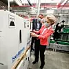 Ursula von der Leyen bringt Aufkleber auf Covid-19-Impfstoff-Karton im Pfizer-Werk in Puurs auf