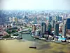 Blick über Shanghai vom Hafen über die Stadt;