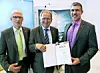 Peter Hofelich, Beauftragter der Landesregierung für Mittelstand und Handwerk (m.) überreichte IPS-Geschäftsführer Olaf Horrenberger (l.) und Michael Graf (r.), Manager Engineering Consulting, die Auszeichnung des Dienstleister-Wettbewerbs (Bild: IPS)