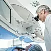 Chirurg schaut durch Okular eines Femtosekundenlaser in die Augen einer Patientin; Zeiss, Boehringer Ingelheim, Netzhauterkrankungen, KI, Analyse, Marker, Augenheilkunde, Ophthalmologie, Sehvermögen, Bilddatensätze
