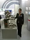 Karolin Vögele präsentiert den neuen Labortrockner auf der Powtech. Der Kugelboden ist beim Messeexponat in Glas ausgeführt