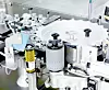 Vials während Etikettierung auf Produktionsstraße