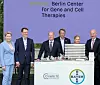Bayer und Charité haben die Pläne für ein Translationszentrum für Gen- und Zelltherapien in Berlin vorgestellt. Das Bundesministerium für Bildung und Forschung fördert den Aufbau mit rund 80 Mio. Euro, der Baubeginn ist für 2025 geplant. Anwesend bei der feierlichen Verkündigung waren die Berliner Wirtschaftssenatorin Franziska Giffey, Bundesgesundheitsminister Karl Lauterbach, Bundeskanzler Olaf Scholz, der Charité-Vorstandsvorsitzende Heyo K. Kroemer, Charité-Vorstandsmitglied für Finanzen und Infrastruktur Astrid Lurati und der Regierende Bürgermeister von Berlin Kai Wegner. Als Translation versteht man die Überführung von Forschungsergebnissen in die Gesundheitsversorgung. Diesen Transfer soll das Berlin Center for Gene and Cell Therapies, so der offizielle Name des Translationszentrums, beschleunigen: Es unterstützt Start-ups dabei, ihre Ansätze für Gen- und Zelltherapeutika in die klinische Entwicklung zu bringen. Das zehnstöckige Gebäude gliedert sich auf 18.000 m2 in einen Inkubator mit voll ausgestatteten Labor- und Büroflächen und Platz für 15 bis 20 Start-ups in unterschiedlichen Entwicklungsphasen. Zudem beinhaltet es eine GMP-zertifizierte Herstellungsstätte für die Entwicklung von Zell- und Gentherapeutika bis zur klinischen Phase II. Die Start-ups sollen Beratung zu regulatorischen Auflagen, klinischen Studien, Patentrechten und Business Development erhalten. Für den Betrieb des Inkubators gründen Bayer und die Charité eine gemeinschaftliche öffentlich-private, nicht gewinnorientierte Gesellschaft mit beschränkter Haftung. Die Charité wird 67 %, Bayer 33 % der Geschäftsanteile halten. „Gezielte Gentherapien, individuelle Krebsimpfungen und neuartige Antikörper-Wirkstoff-Kombinationen werden in Verbindung mit Künstlicher Intelligenz eine neue Ära in der Medizin und ganz neue Chancen für Patientinnen und Patienten eröffnen. Das Berliner Bayer-Charité-Projekt ist eine ideale Partnerschaft, um gemeinsam zu lernen und schnell voranzukommen“, so Bundesgesundheitsminister Karl Lauterbach. Gen- und Zelltherapien (Advanced Therapy Medicinal Products, ATMPs) werden unter anderem zur Behandlung von Krebs, Autoimmunerkrankungen und neurodegenerativen Erkrankungen eingesetzt. Die neuartigen Therapien basieren auf Genen, Geweben oder Zellen und enthalten daher oft lebende Bestandteile. Die deshalb auch als „lebende Medikamente“ bezeichneten Produkte können besser als klassische Arzneimittel individuell auf den Patienten ausgerichtet werden und eignen sich besonders für Erkrankungen, die bisher nicht oder nur schlecht behandelbar waren. Obwohl zahlreiche klinische Studien zur Entwicklung von Gen- und Zelltherapeutika laufen, sind bisher nur wenige Produkte in Europa zugelassen.
