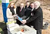 Erster Spatenstich für den Neubau der dritten Montagehalle der KHS Corpoplast in Hamburg (v.l.n.r.): Anke Fischer, Prof. Dr. Matthias Niemeyer und Marc Hartmann vom KHS-Vorstand sowie Thomas Karell und Matthias Grunwald von KHS Corpoplast (Bild: KHS)