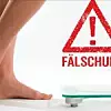 Füsse und Beine vor Schritt auf Waage mit Fälschung Dreieck