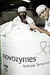 Der dänische Enzymhersteller Novozymes übernimmt mit dem Kauf des Enzym-Geschäfts von Iogen in Kanada sämtliche Anlagen und knapp 70 Mitarbeiter. Im Bild: Novozymes-Mitarbeiter in den USA (Bild: Novozymes)
