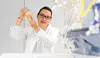 Prof. Dr. Tanja Gulder vom Institut für Organische Chemie der Universität Leipzig im Labor