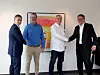 Burim Mirakaj (Mitglied im Verwaltungsrat der Vinci Energies Schweiz AG, Präsident des Verwaltungsrates der Actemium Schweiz AG und der Axians Schweiz AG), Sven Herrmann (Managing Director SI-TEC), Michael Bicik (Lead Engineer SI-TEC) und Stefano Camuso (CEO Axians & Actemium Switzerland) bei der Vertragsunterzeichnung