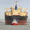 Schlepper zieht Frachtschiff
