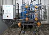 Aufbereitungsprozess Schritt eins: Das Rohwasser wird zunächst in eine Enthärtungsanlage (im Hintergrund) eingeleitet. Das System besteht aus zwei Neutralaustauschern, die in Reihenwechselschaltung betrieben werden