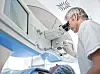 Chirurg schaut durch Okular eines Femtosekundenlaser in die Augen einer Patientin; Zeiss, Boehringer Ingelheim, Netzhauterkrankungen, KI, Analyse, Marker, Augenheilkunde, Ophthalmologie, Sehvermögen, Bilddatensätze