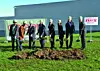 Spatenstich für die neue Lagerhalle von Flux-Geräte in Maulbronn: Herbert Hahn (3.v.l.), Andreas Felchle, Klaus Hahn (5.v.l.) und Martina Wilhelm (6.v.l.) mit dem Maulbronner Bürgermeister, dem Architekten und der Baufirma Geiger (Bild: Flux-Geräte)