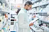 Personen in einem Arzneimittellager sichten Bestände