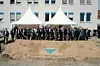 Bekenntnis zum Standort: Der symbolische erste Spatenstich für den Neubau erfolgte am 27.04.2018. (Bild: Fresenius Medical Care)