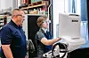Zwei Personen stehen in Fertigungshalle vor einem Monitor; Groninger, Verpackungsmaschinen, Investition, Standortausbau, Auftragslage, USA, Charlotte, Fertigungsanlagen