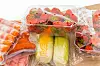 Obst und Gemüse in Folienverpackung
