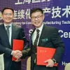 Zeng Chuiyu, stellvertretender Direktor des Shanghai Pharmaceutical Manufacturing Management Center und Direktor des Technology Innovation Center und Hu Shengli, Geschäftsführer von Syntegon in China anlässlich der Unterzeichnung der Partnerschaftsvereinbarung.