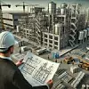 Mann in Anzug und Schutzhelm mit Planungsunterlage vor einer im Bau befindlichen Industrieanlage