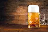 Oktoberfest-Bier vor einem rustikalem Hintergrund