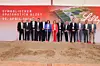 Vertreterinnen und Vertreter aus Politik und Wirtschaft beim symbolischen Spatenstich.