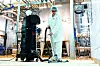 2 Männer in Schutzanzügen mit Industriesauger hantiernd