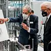 Von links nach rechts: Hans Bühler, geschäftsführender Gesellschafter der Optima Gruppe, erläutert Baden-Württembergs Ministerpräsident Winfried Kretschmann und Jutta Niemann die Funktionsweise einer pharmazeutischen Abfüllanlage.