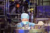 Person in Schutzkleidung in Pharmawerk; EPCM, Bilfinger, Pharmakonzern, Großbritannien, Dienstleister