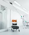 Das richtige Reinigungs-Equipment kann besonders die Wand- und Deckenreinigung für das Personal deutlich erleichtern.