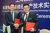 Zeng Chuiyu, stellvertretender Direktor des Shanghai Pharmaceutical Manufacturing Management Center und Direktor des Technology Innovation Center und Hu Shengli, Geschäftsführer von Syntegon in China anlässlich der Unterzeichnung der Partnerschaftsvereinbarung.