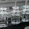 Automatisiertes Abfüllen von farbloser Flüssigkeit in Glas-Vials.