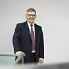 Arnaud Portet ist der neue Chief Sales Officer (CSO) für den Software-Bereich des Körber-Geschäftsfelds Pharma. Er folgt auf Jan-Henrik Dieckert, der im selben Geschäftsfeld fortan als Chief Operating Officer (COO) agieren wird. Nach seinem Studium des Wirtschaftsingenieurwesens an der Technischen Hochschule Würzburg-Schweinfurt erweiterte er sein Wissen mit einem Executive MBA in Strategischer Unternehmensführung an der Audencia Business School im französischen Nantes.Der studierte Wirtschaftsingenieur verfügt über mehrjährige Berufserfahrung im Sales-Bereichs des Softwareentwicklers Dassault Systèmes und beabsichtigt, seinen „kundenorientierten Ansatz bei Körber fortzusetzen und an der Spitze der Transformation durch digitale Zwillinge in der Pharma-, Biotech- sowie Zell- und Gentherapieproduktion zu arbeiten.“ Jens Woehlbier, CEO Software des Körber-Geschäftsbereichs Pharma, sieht in Portets Vertriebserfahrung und dessen Verständnis für die Fertigungsindustrie entscheidende Faktoren, um die globalen Markt- und Vertriebsstrategien für Körbers Pas-x-MES- und Pas-x-Savvy-Suiten sowie das Serviceangebot des Unternehmens voranzutreiben.