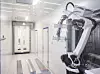Roboterarm in Produktionshalle Reinraum