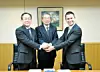 Yasushi Okada (l.), Vizepräsident von Eisai; Kenji Hanawa (m.), Präsident der Eisai Machinery und Joachim Baczewski, Geschäftsleiter von Bosch Packaging Technology in Japan besiegeln den Abschluss der Akquisition (Bild: Bosch)