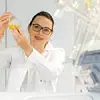 Prof. Dr. Tanja Gulder vom Institut für Organische Chemie der Universität Leipzig im Labor