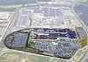 Luftansicht eines großen Industriekomplexes mit Hallen und Parkplätzen
