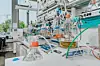 Chemielabor mit Glasgefäßen, Schläuchen und Analysegeräten auf Labortischen.