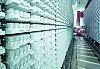 Automatisiertes Hochregallager der Substanzbibliothek in Biberach mit dicht gepackten weißen Behältern und Roboteranlage im Hintergrund