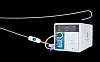 HOTWIRE RF-Generator mit angeschlossenem HOTWIRE RF-Guidewire vor schwarzem Hintergrund
