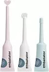 Drei pastellfarbene Long-Neck-Tuben mit Logo und Schriftzug „emballator“ auf weißem Hintergrund.