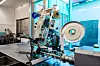 Industrieanlage mit Doppelclipmaschine PDC 700 und Etikettiersystem in einer Produktionshalle.