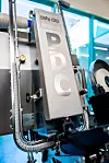 Halbautomatischer Doppelclipper PDC 700 von Poly-clip System in einer Fleischerei.