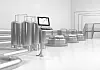Moderne Industrieanlage mit mehreren Edelstahltanks, Rohrleitungen und Bedienkonsole in hellem Raum.
