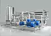 Edelstahl-Industrieanlage mit Rohrleitungen, Tanks und blauen Pumpen auf einer Plattform.