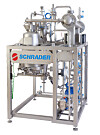 Edelstahl-Produktionsanlage von Schrader mit Rohren, Ventilen und Behältern auf weißem Hintergrund.