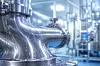KI-generiertes Symbolbild, Polierte Edelstahlrohre und Ventile in einer Industrieanlage mit blauem, technischem Hintergrund.