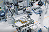 ABB-Industrieroboter in einer hochautomatisierten Fertigungszelle: Physical AI soll Simulation, synthetische Daten und reale Betriebsdaten verbinden, um Roboteranwendungen schneller und zuverlässiger zur Einsatzreife zu bringen.