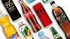 Mehrere Markengetränke wie Coca-Cola, Fanta und Fuze Tea auf hellem Hintergrund.